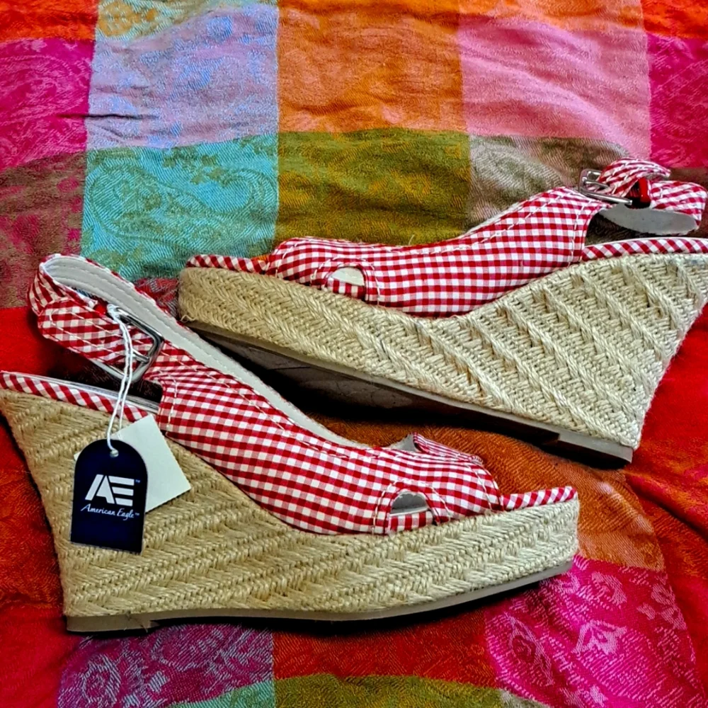 SALE AMERICAN EAGLE SIZE 9 SANDALS - Picture 1 of 3